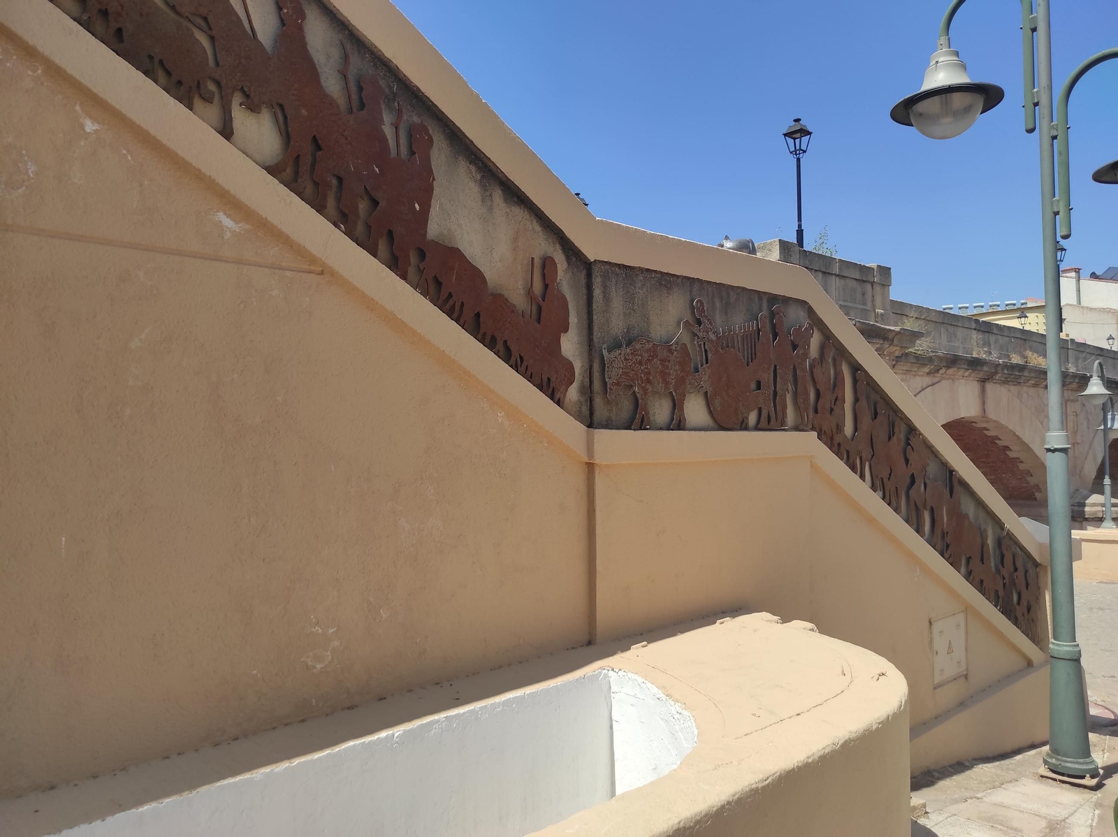 Disfruta de un paseo a orillas del río Guadalimar lleno de arte y rincones únicos.