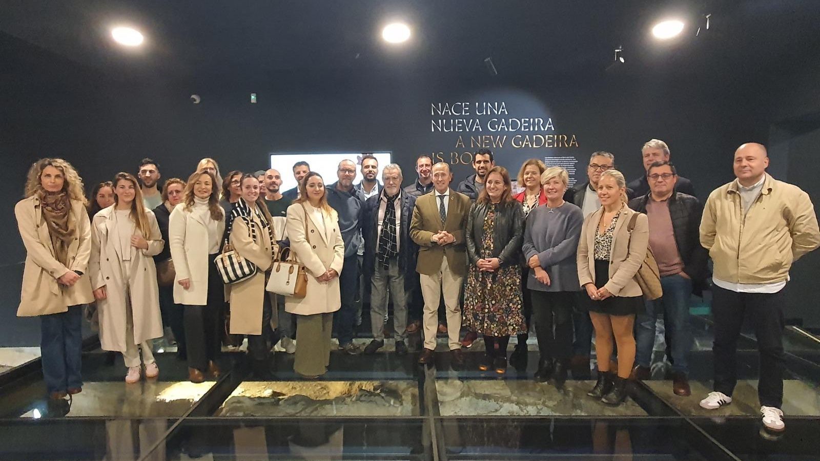 Jose María Román, junto a los asistentes a esta presentación.