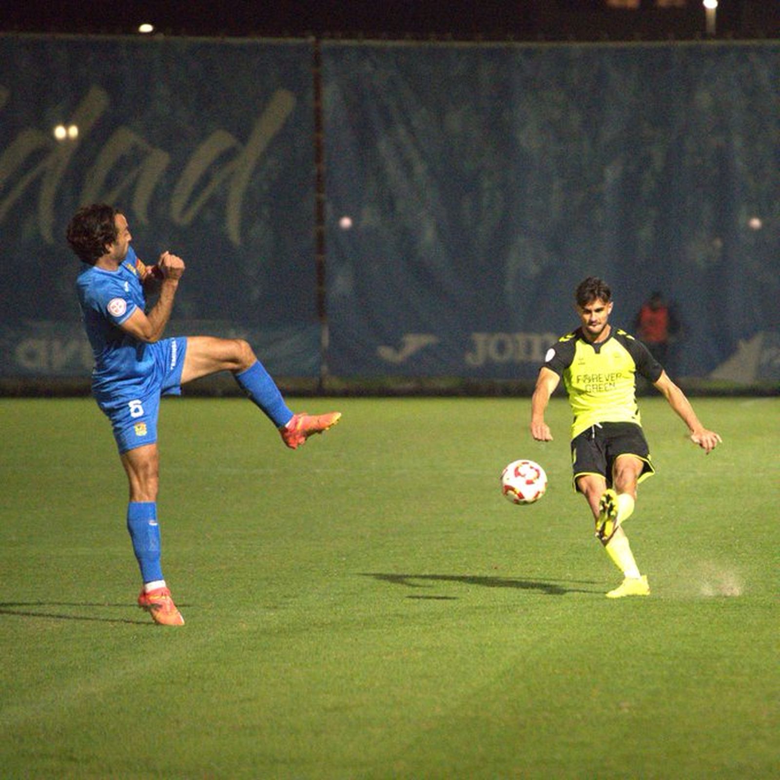 Lucas Alcázar pone un centro al área del Fuenlabrada.