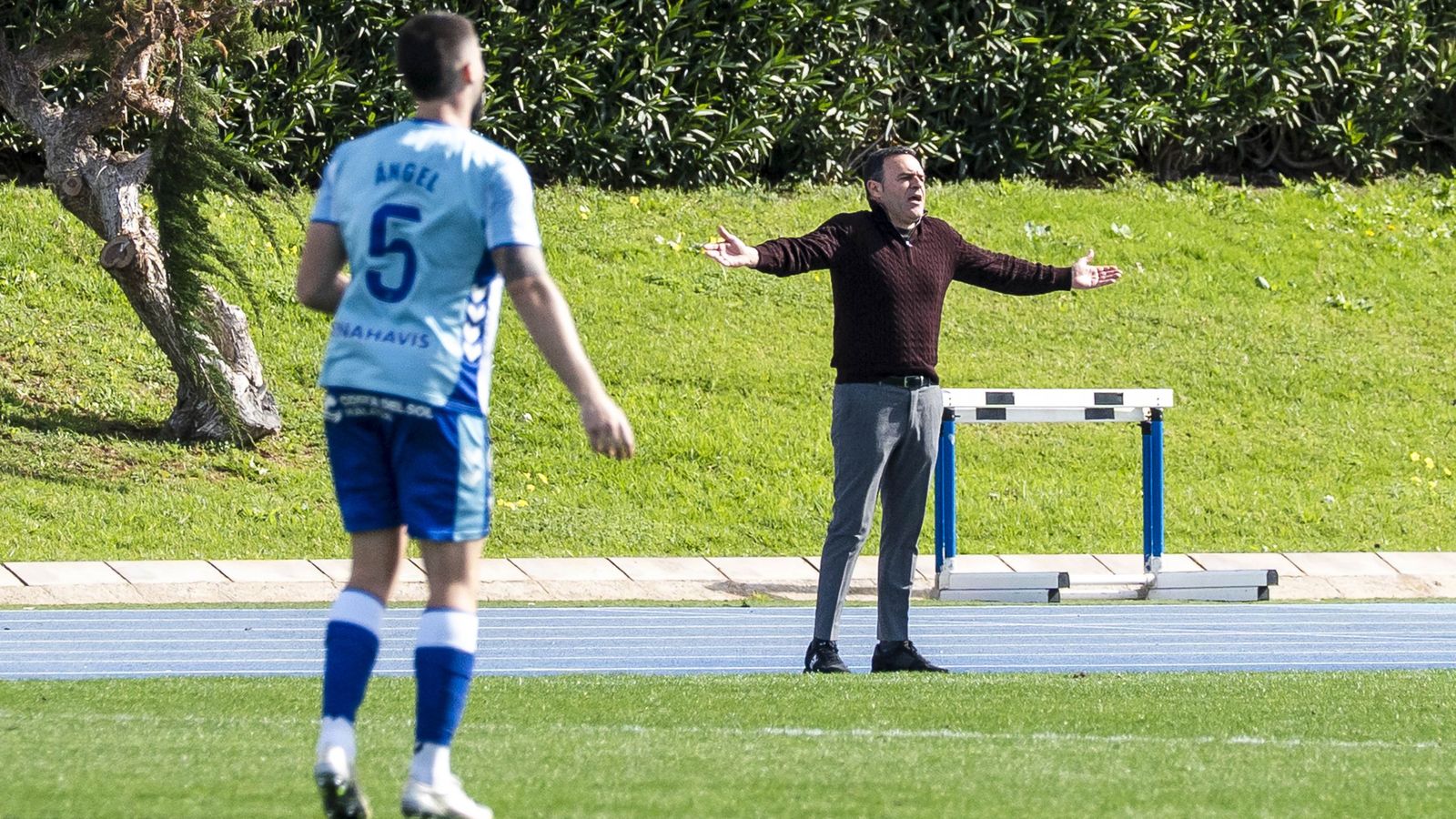 José María Salmerón, al fondo, gesticula durante una acción del encuentro frente al Atlético Malagueño.