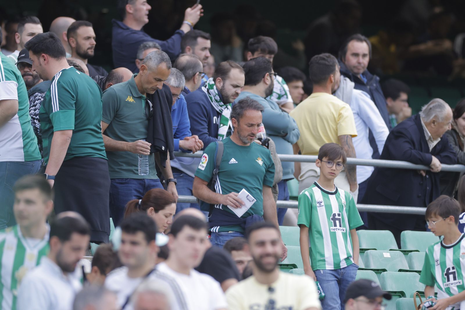 Búscate en las fotos del Betis-Manchester