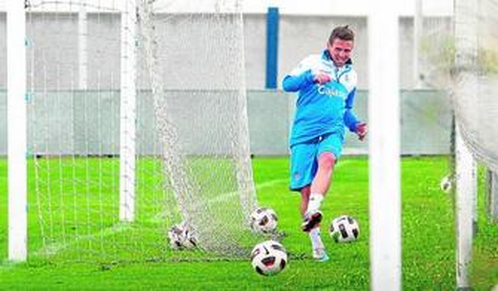 Aarón Ñíguez, en un entrenamiento con el Recreativo la pasada campaña, donde jugó cedido.