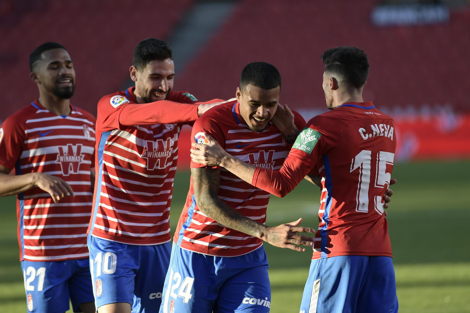 Puertas, Kenedy y Neva celebran uno de los goles ante el Valencia.