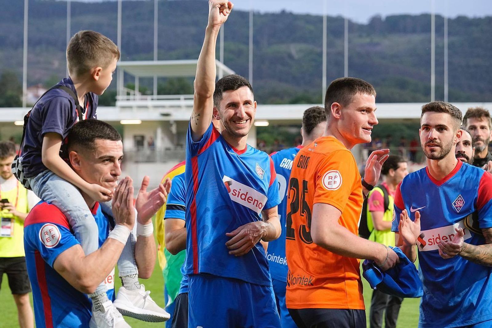 Haritz Albisua celebra el ascenso del Amorebieta; a su izquierda, Dorrio