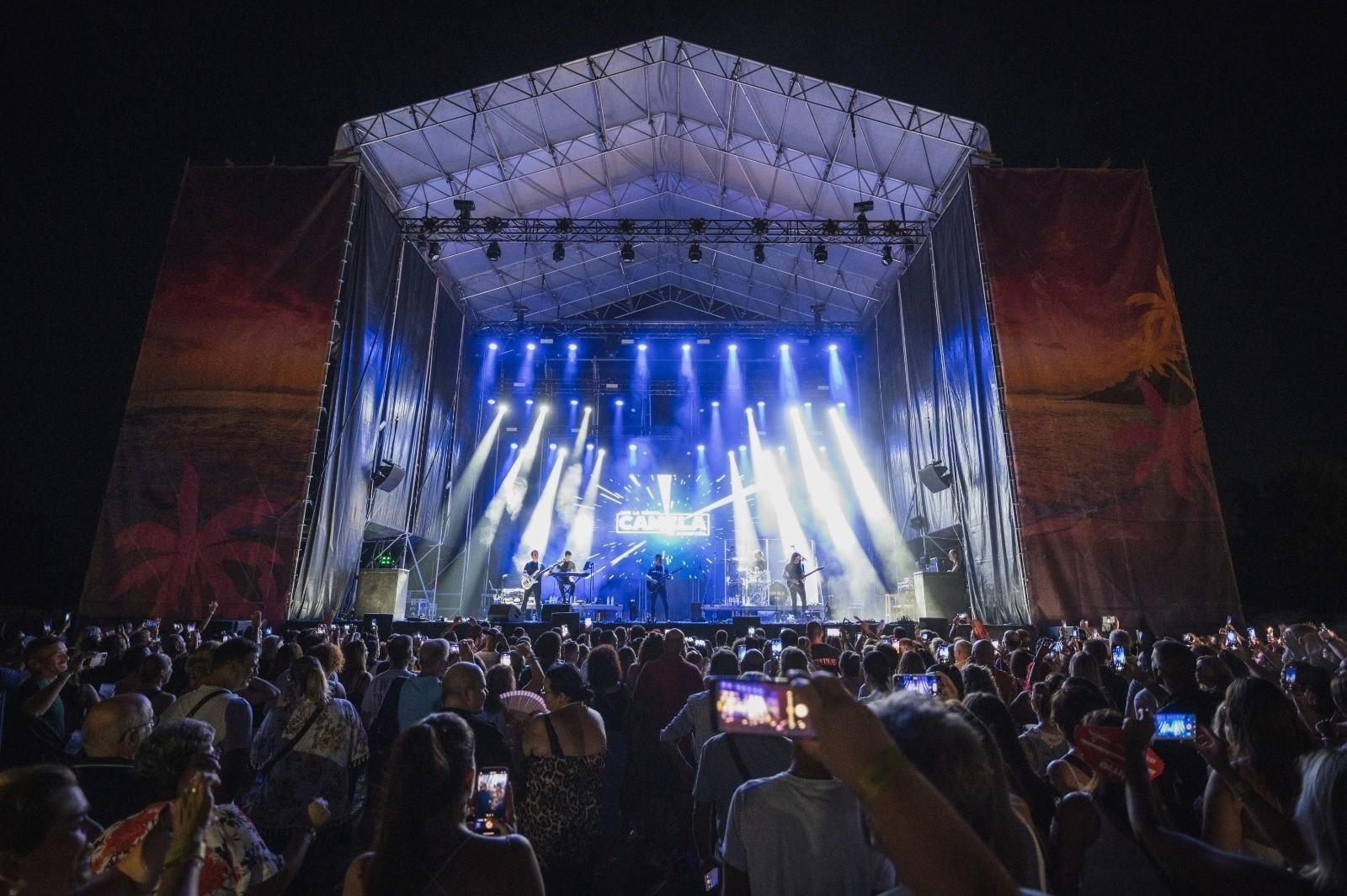 Multitud de personas disfrutando de uno de los conciertos del Tropicalia