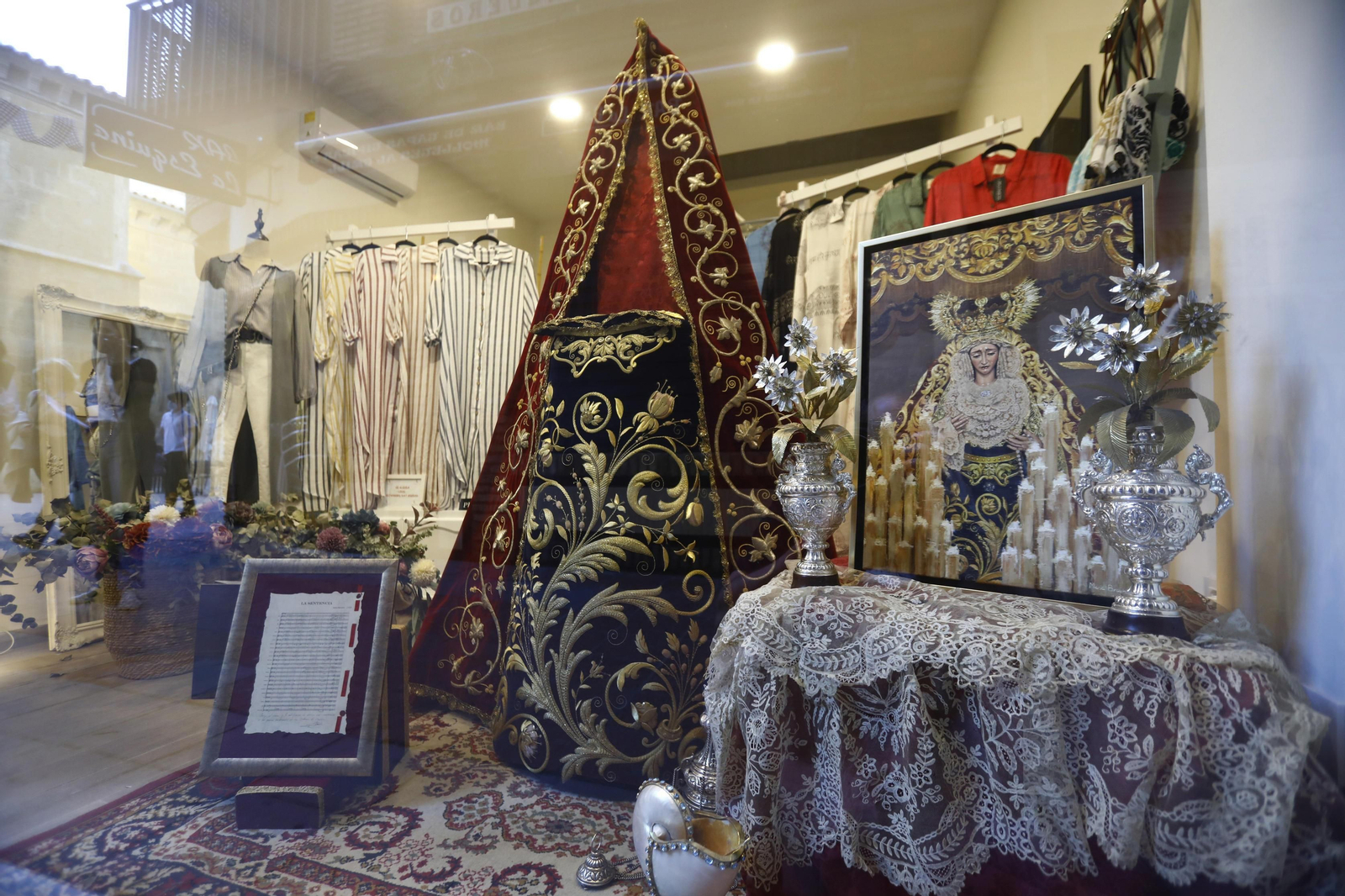 El comercio de Córdoba se engalana para la Pasión