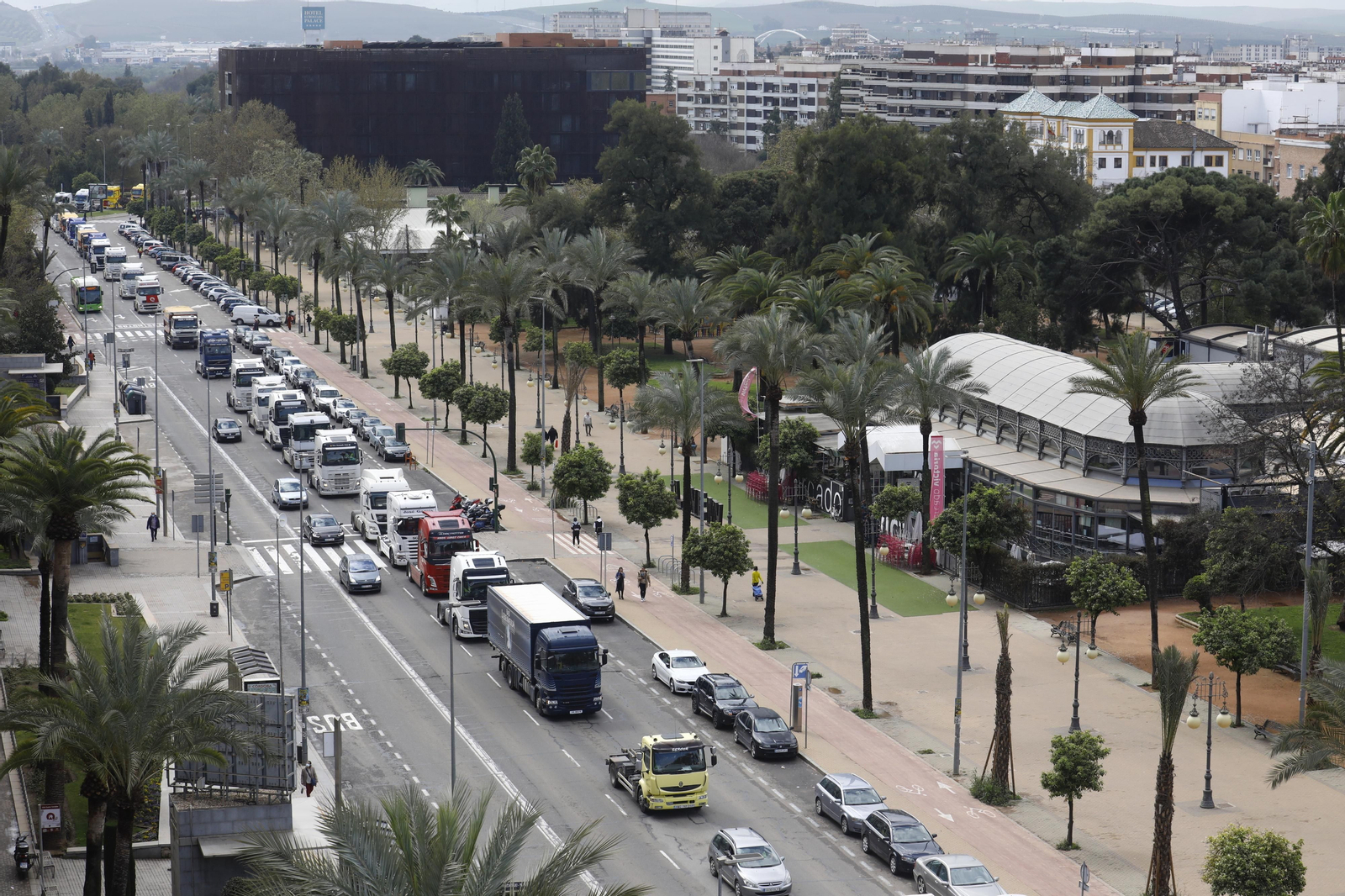 Los transportistas colapsan el centro de Córdoba, en imágenes