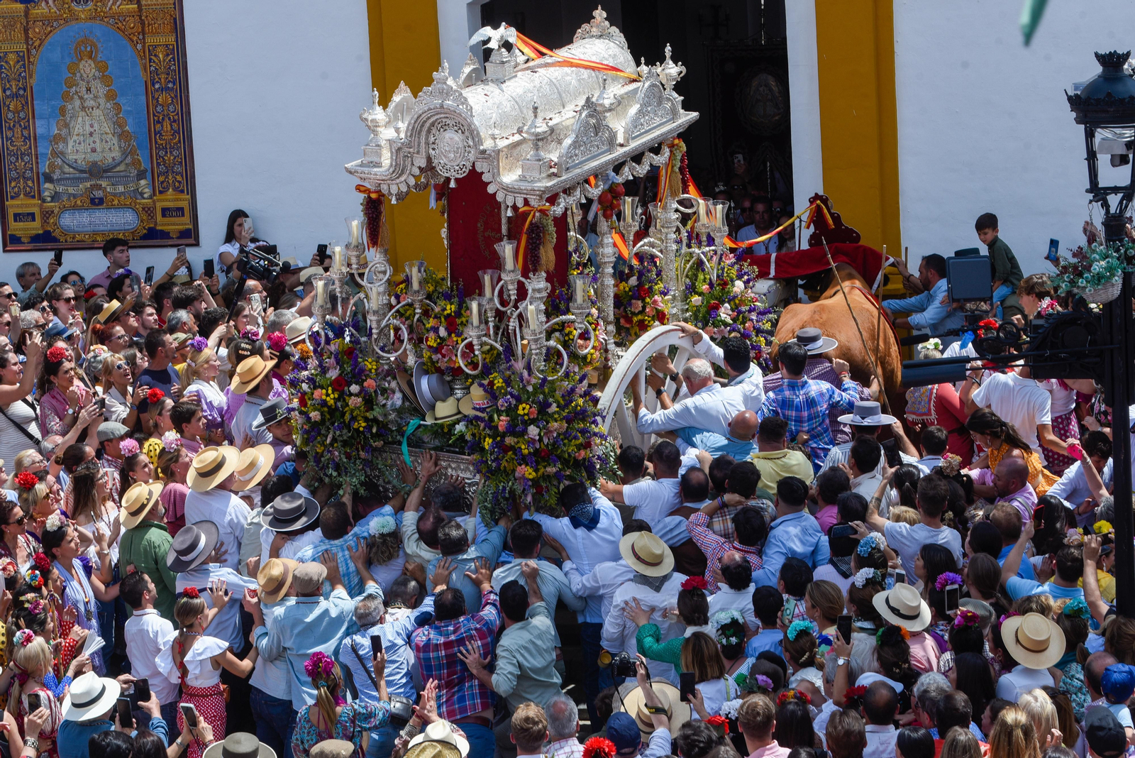 El paso de las Hermandades de Coria y La Puebla del Río por Villamanrique, en imágenes