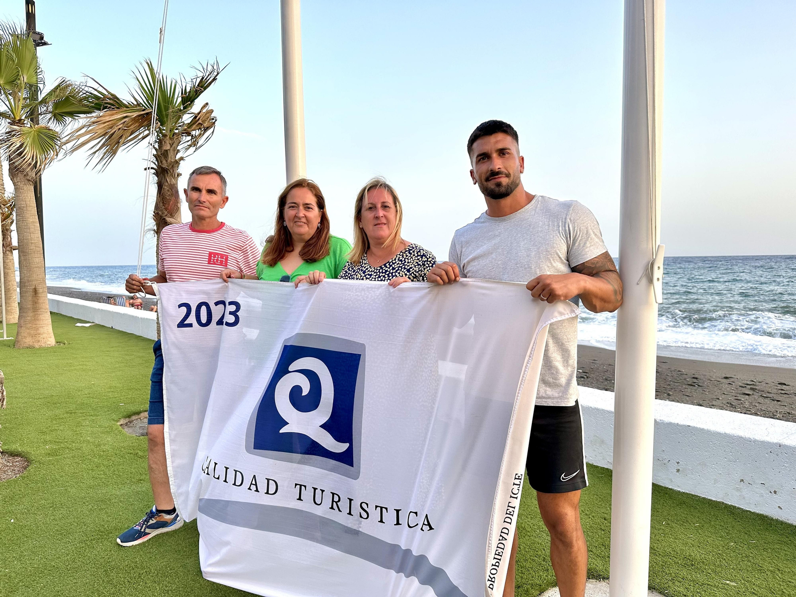 La bandera 'Q' de calidad vuelven a ondear en la playa de La Rábita La bandera 'Q' de calidad vuelven a ondear en la playa de La Rábita