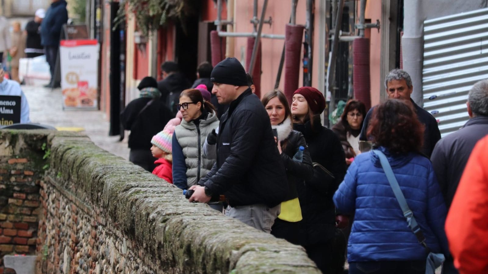Algunos curiosos observan el río Darro