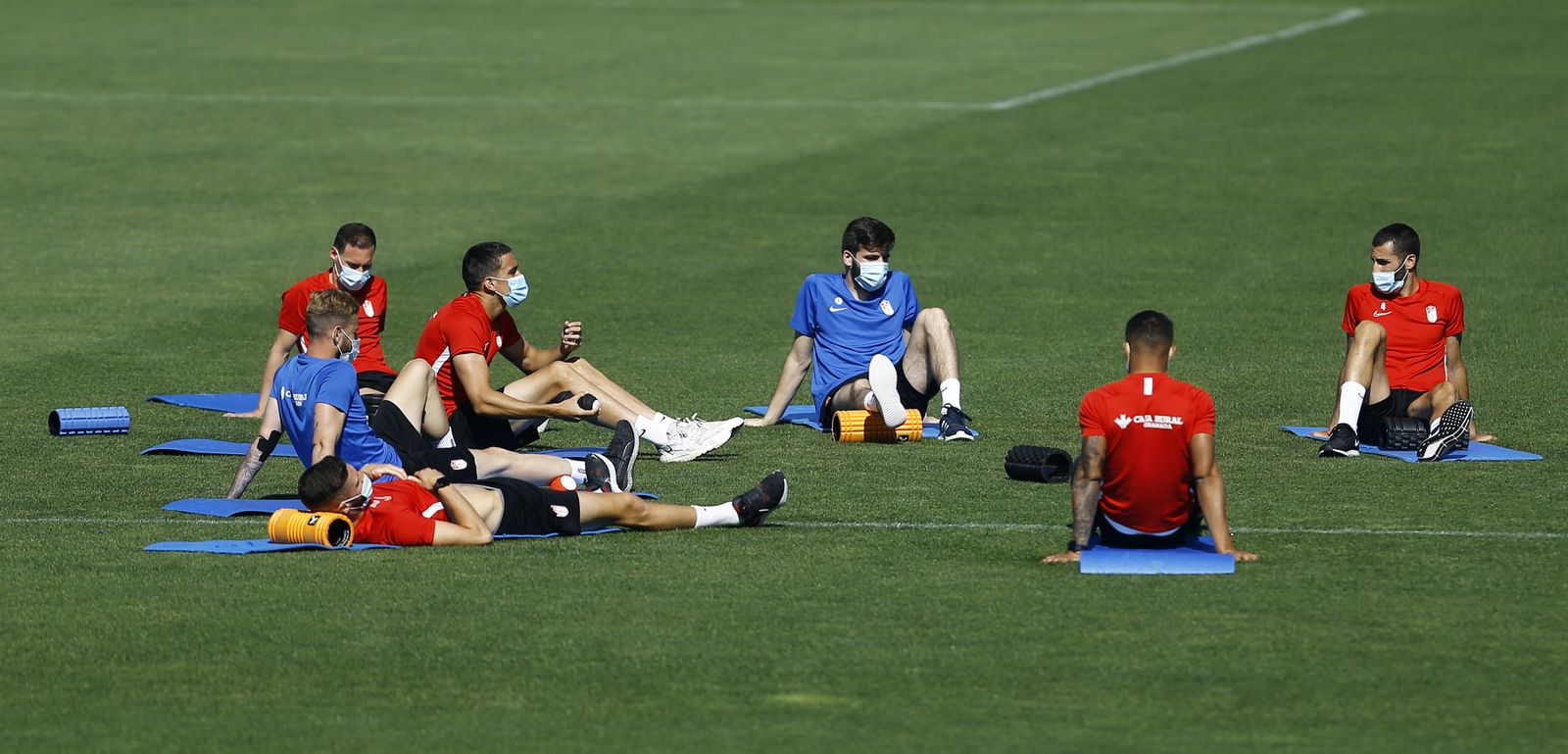 Los jugadores del Granada, sobre el césped de la Ciudad Deportiva.