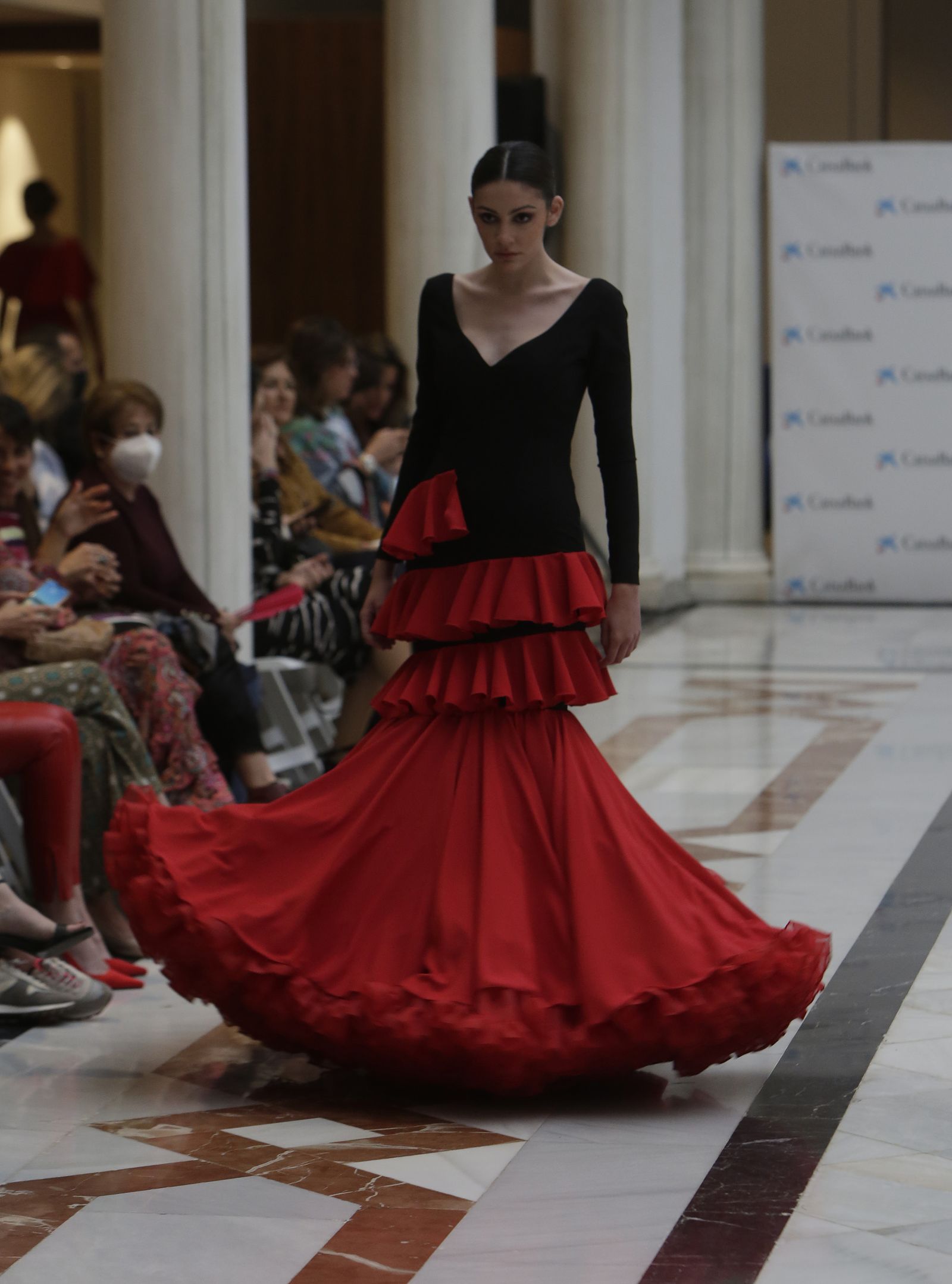 Desfile moda flamenca en las vísperas de la Feria de Abril CaixaBank