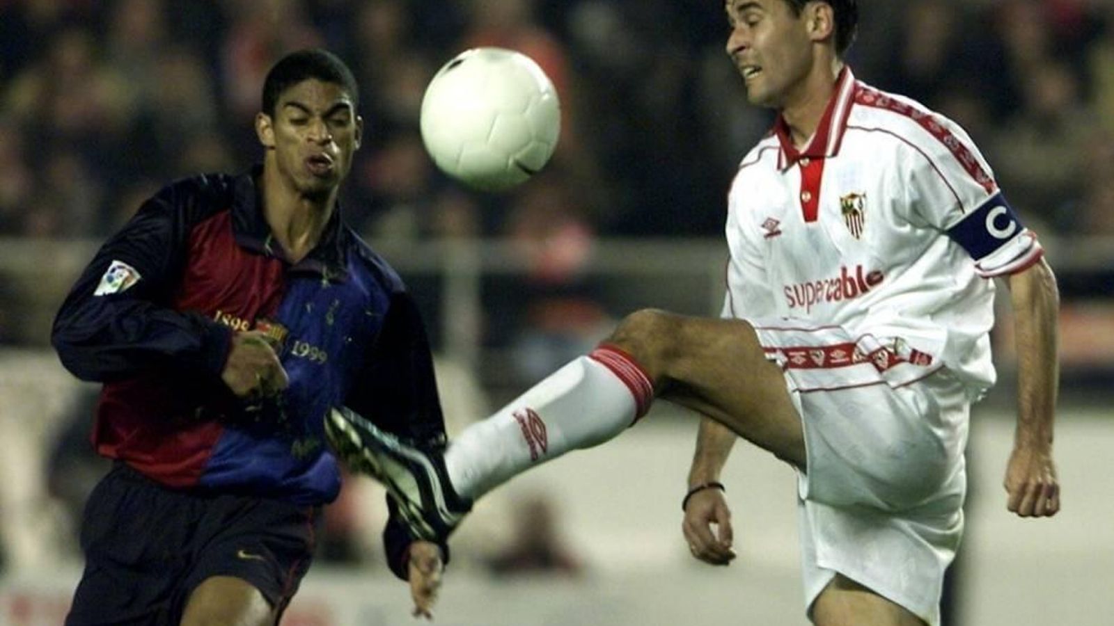 Tsartas, con el brazalete de capitán, realiza un control con su exquisita zurda ante Reiziger.