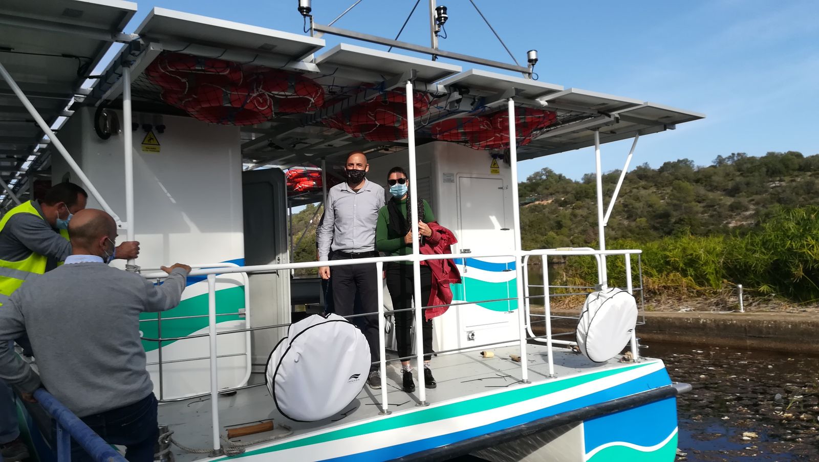 La llegada del nuevo barco solar a Hornachuelos, en fotografías
