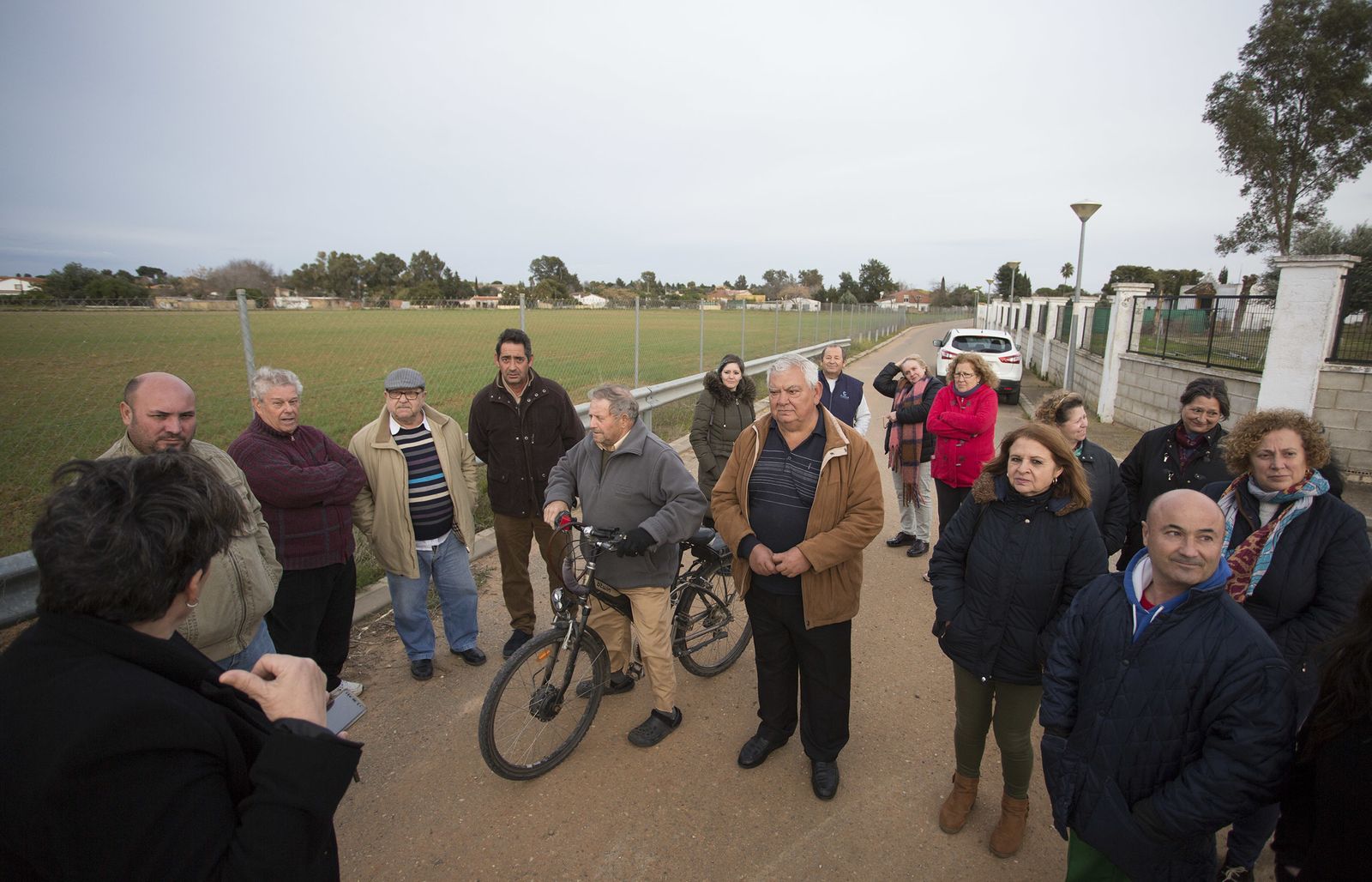 Vecinos de La Celada, en una de las calles de la urbanización.