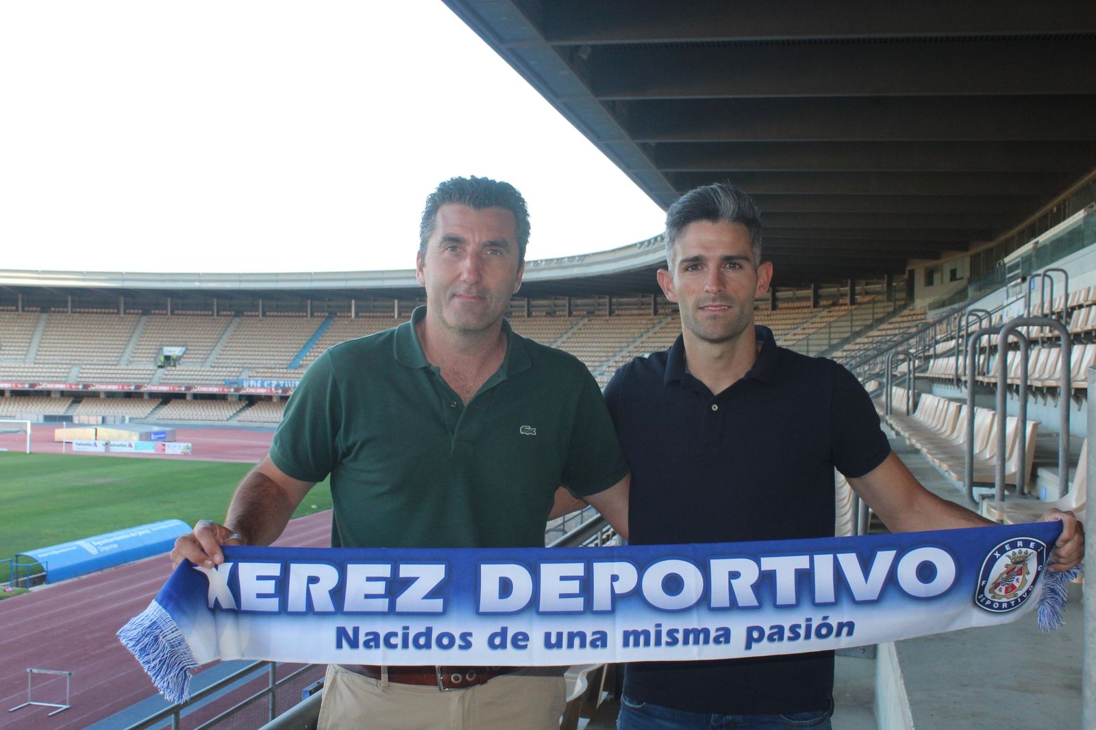 Juan Gómez, junto a Edu Villegas, ayer en Chapín tras estampar su firma como nuevo jugador xerecista.