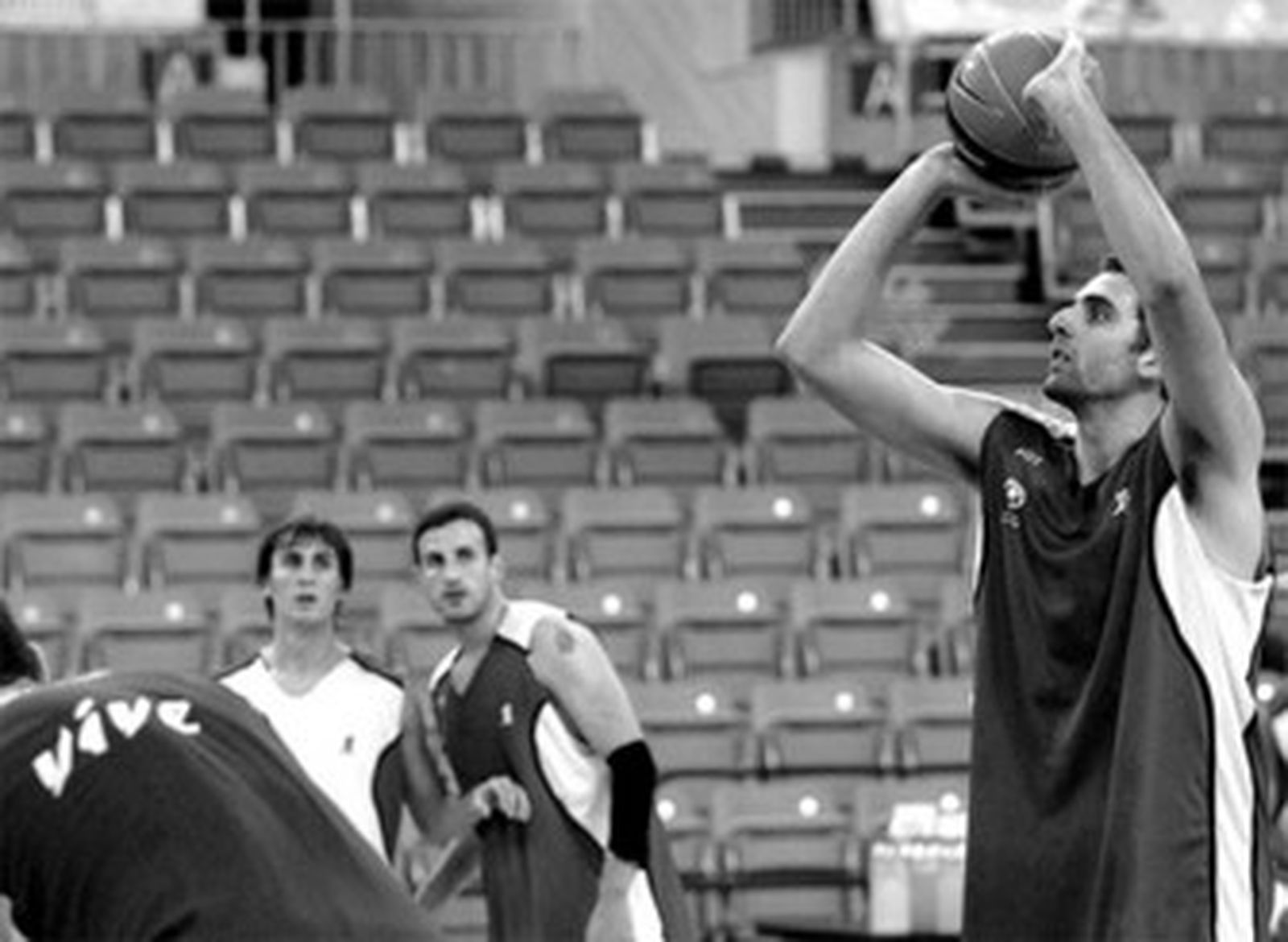 Juampi Gutiérrez lanza a canasta en un entrenamiento.