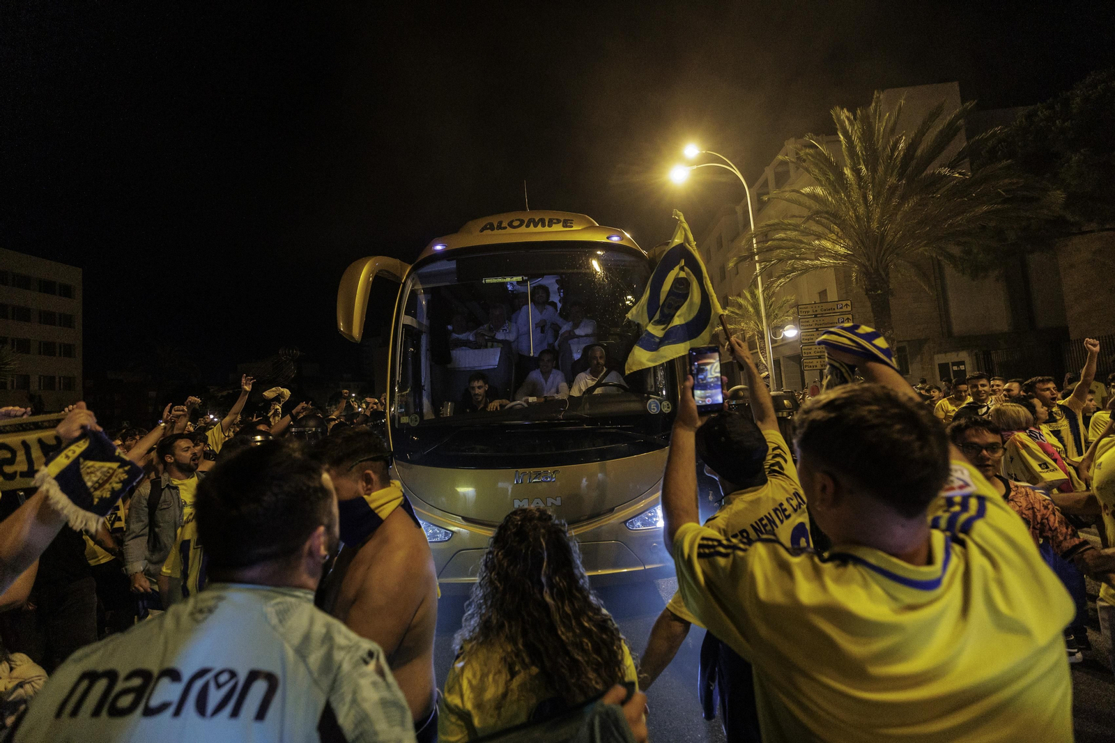 Las imágenes de la afición del Cádiz C.F. celebrando la permanencia en la fuente más cadista