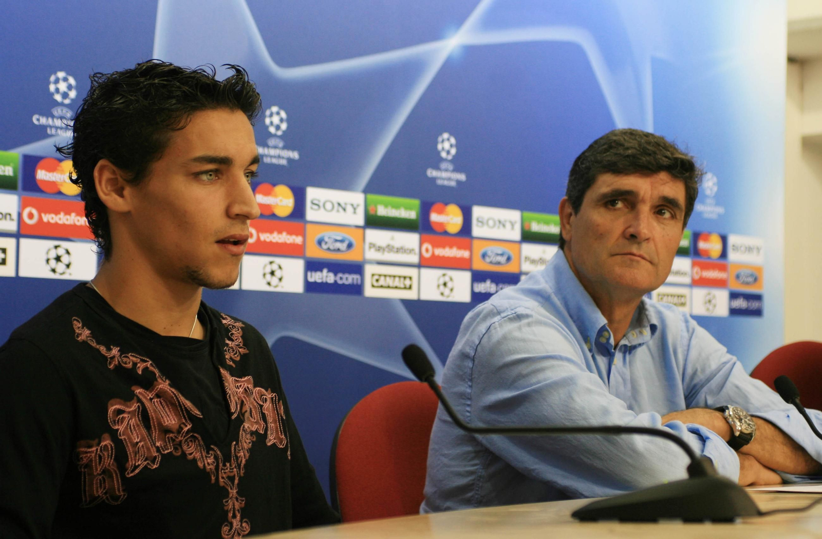 Rueda de prensa de Juande Ramos y un jovencícimo Jesús Navas en la Champions.