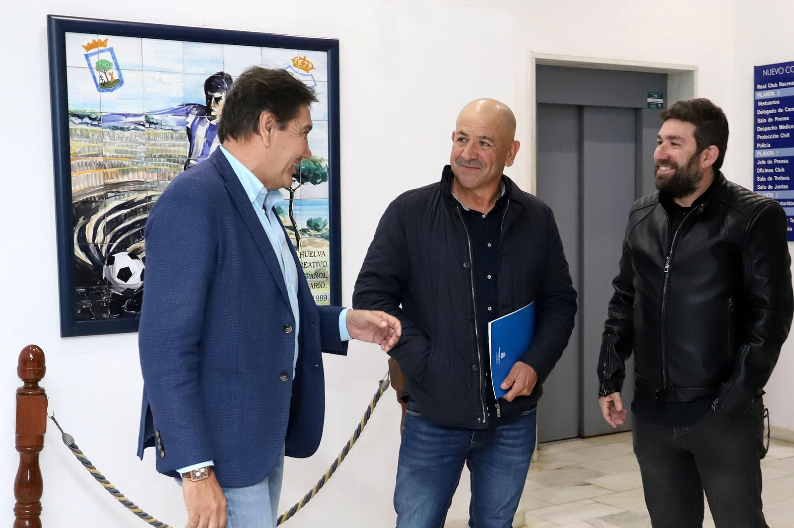 Claudio Barragán, junto a Manolo Zambrano y Jesús Pulido, el día de su llegada a Huelva.