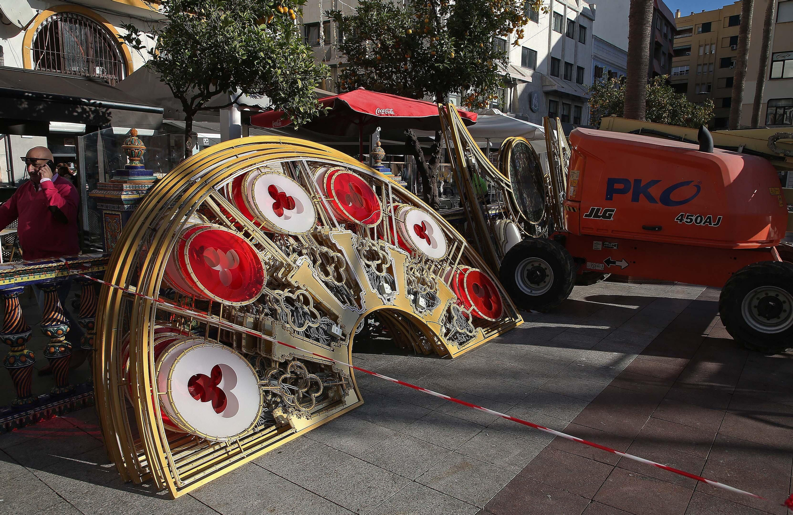 Fotos del montaje del alumbrado de Navidad en Algeciras