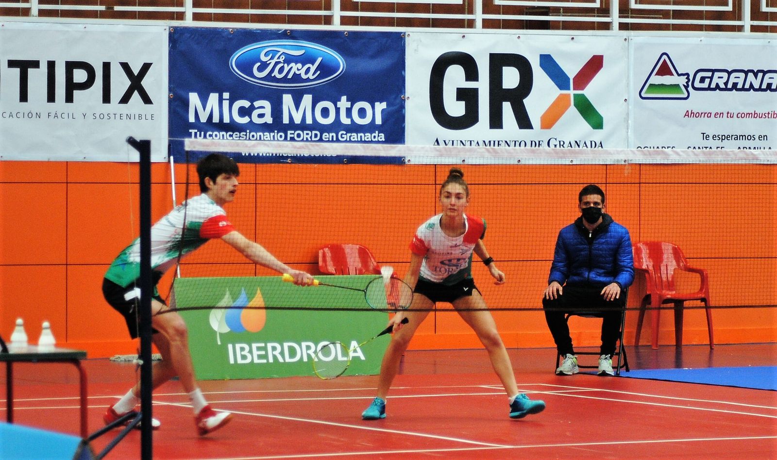 Acción de un partido del Bádminton Granada-Grupo Torres