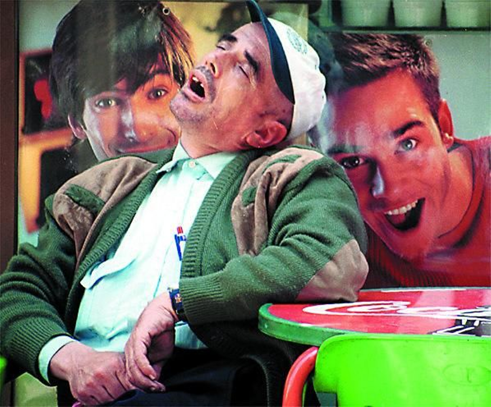 Un ciudadano duerme una pequeña siesta en la terraza de un bar