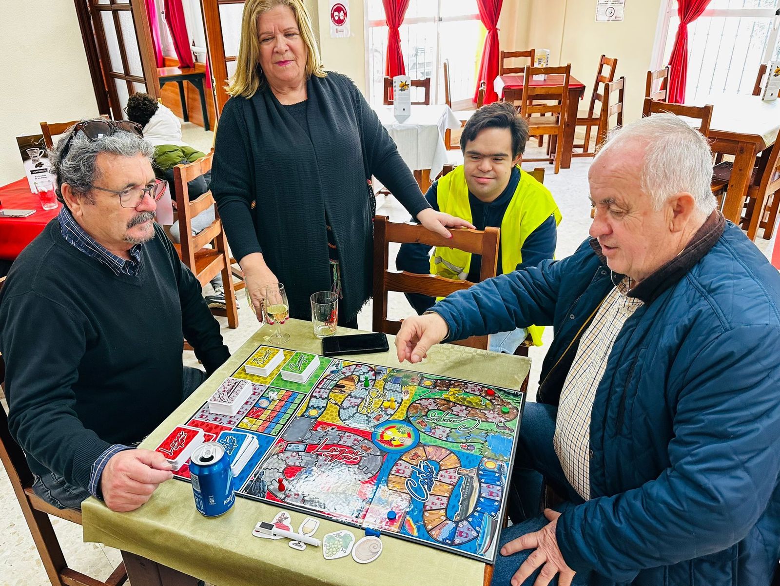 Un grupo de mayores jugando por primera vez en el bar del centro de mayores de Santa Ana.