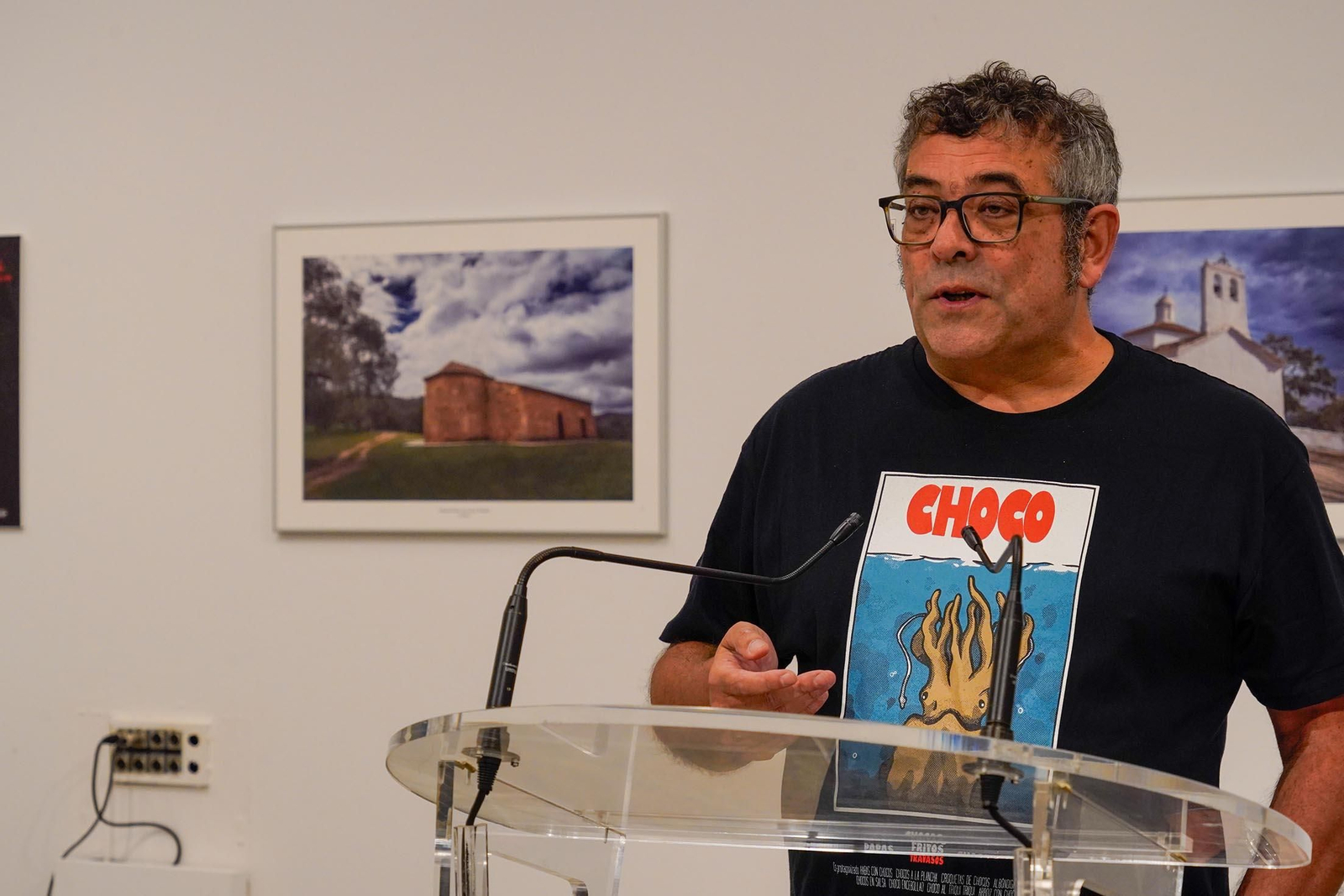 Imágenes de la inauguración de la exposición 'Ermitas de repoblación en la Sierra de Huelva' por La diputada de Cultura, Gracia Baquero, y el autor de la exposición, Jorge Garrido.