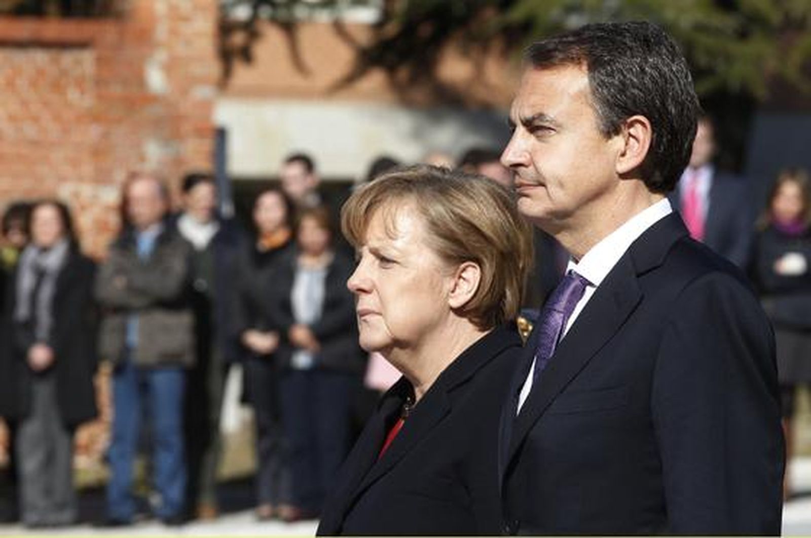 Zapatero y Merkel escuchan los himnos nacionales de España y Alemania.

Foto: Reuters