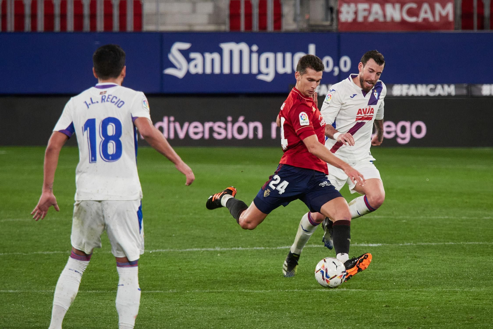 Lucas Torró dispara ante Sergi Enrich en el Osasuna-Eibar.