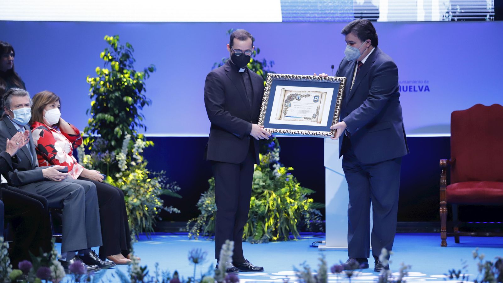 Jaime Jesús Cano, vicario episcopal, recibe el título de Hijo Adoptivo de José Vilaplana.
