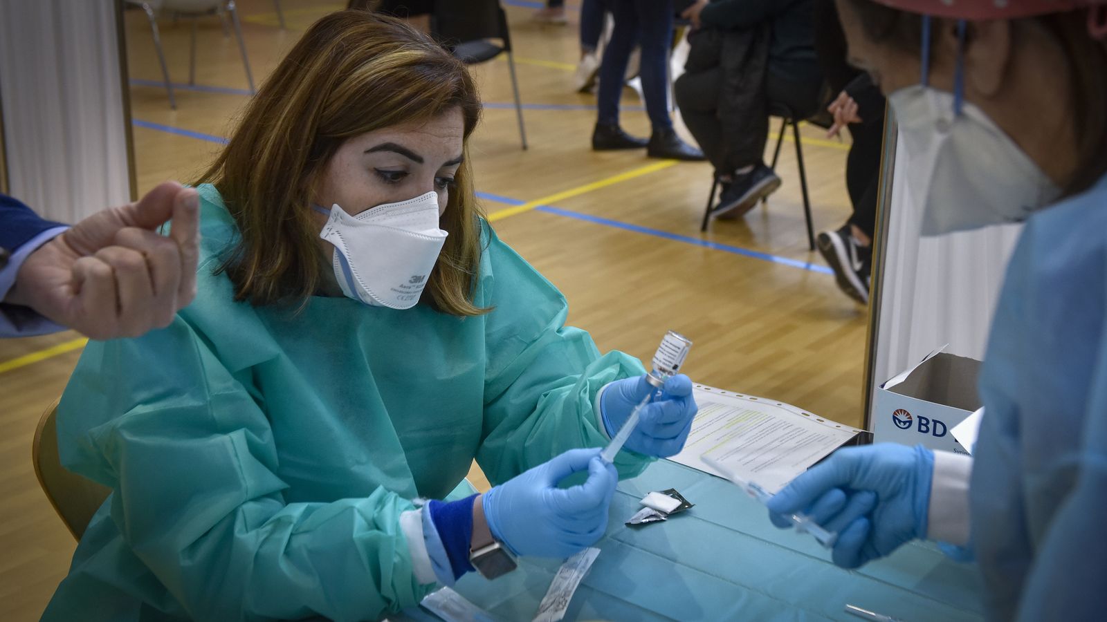 La derrota del virus, pendiente de la vacunación masiva.