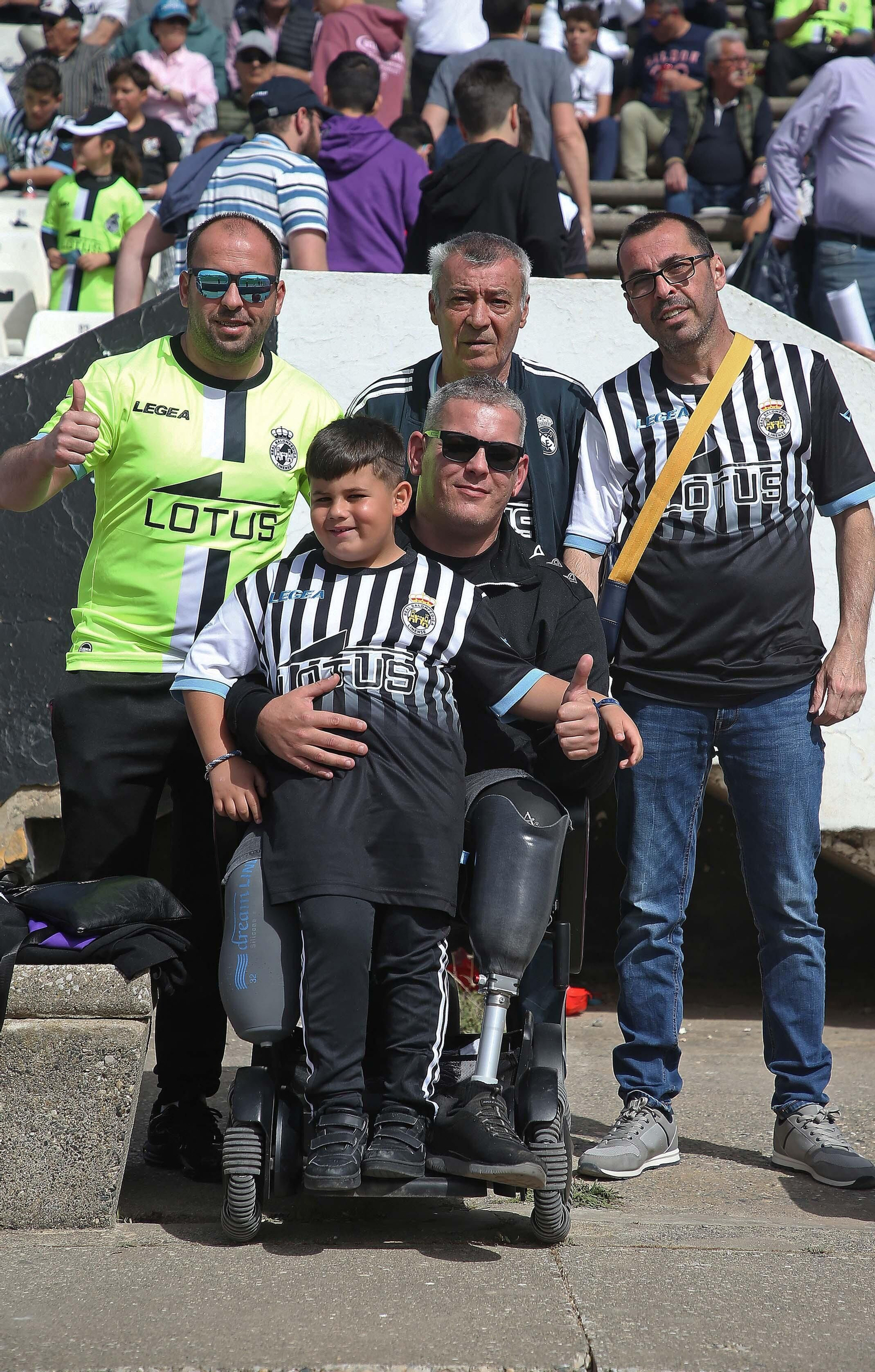 Fotos de la afición durante el Balona - Talavera en el estadio municipal de La Línea