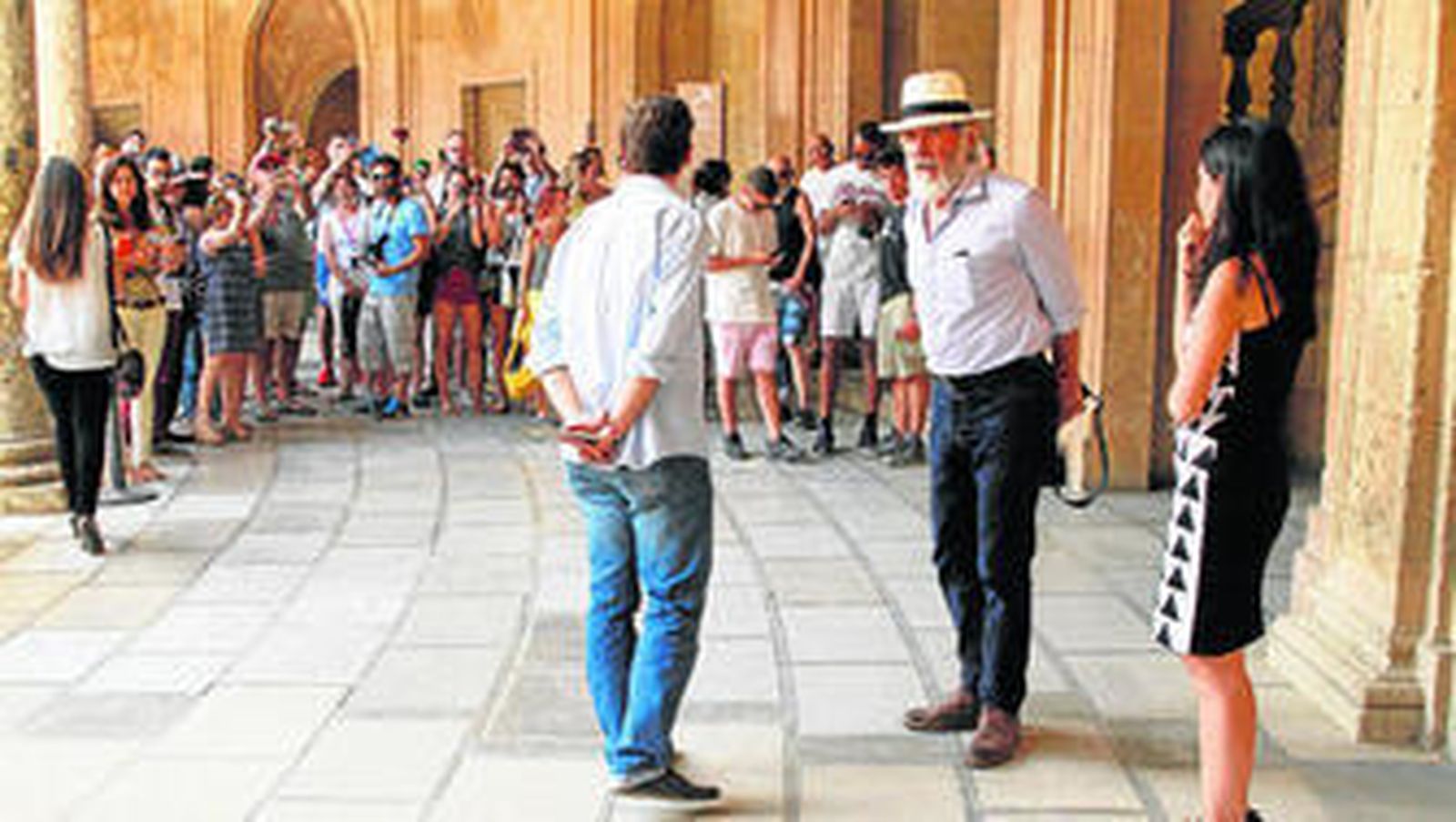 Una nube espontánea de fans en la entrada del Carlos V.