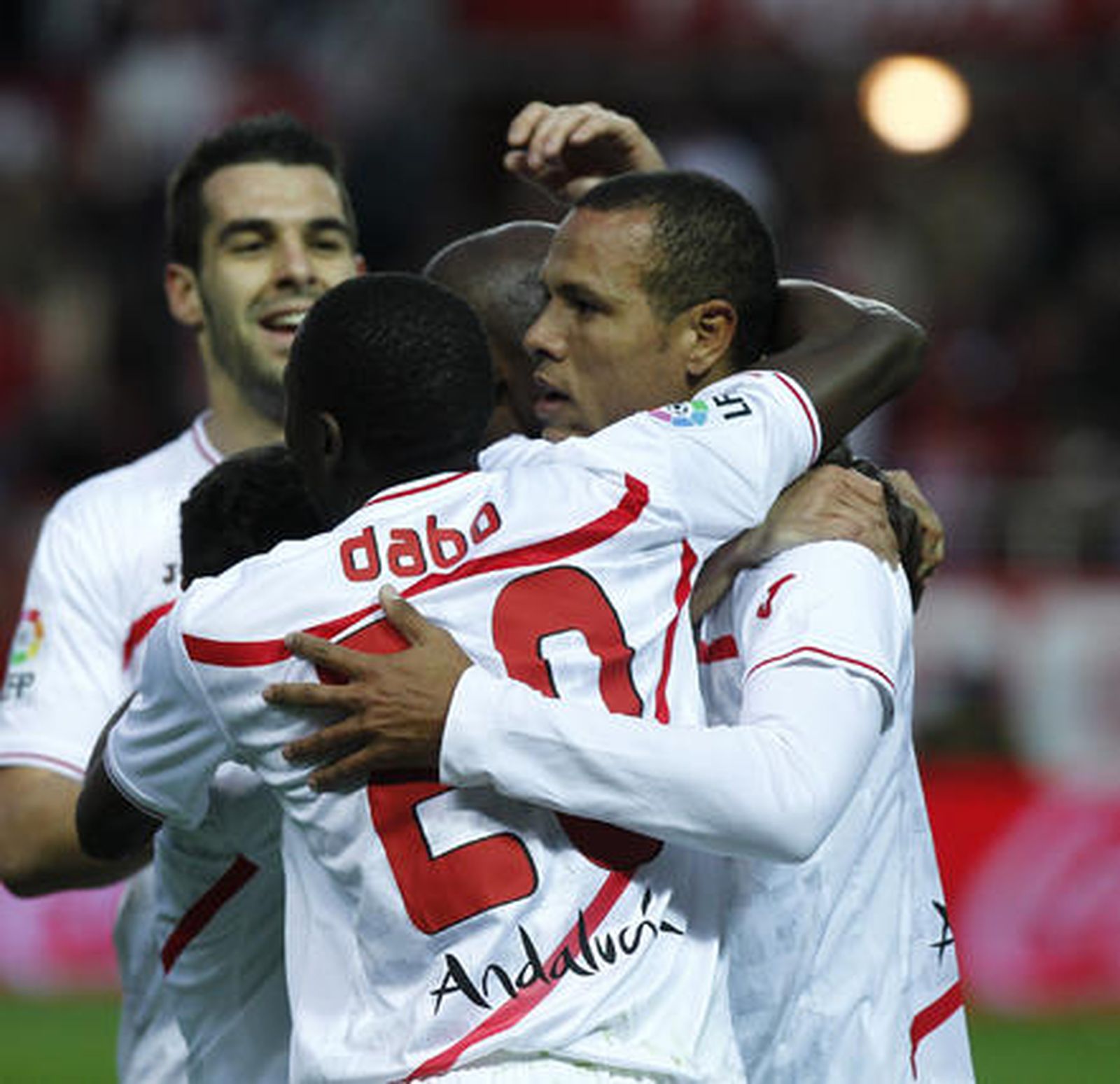 Tres goles de Luis Fabiano devuelven la alegría a los de Nervión en Liga.

Foto: Antonio Pizarro