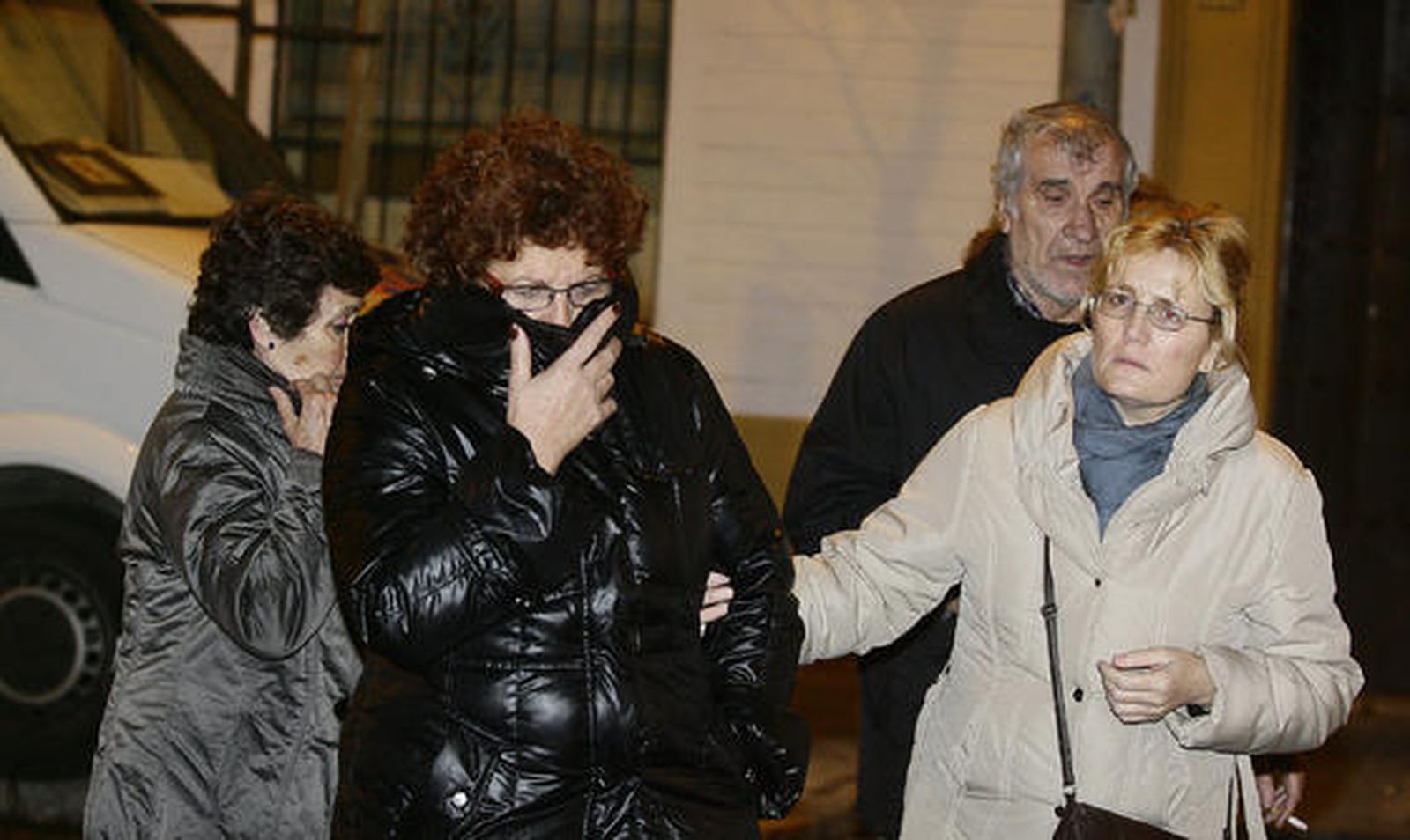 Familiares de los residentes se acercan a la residencia.

Foto: Antonio Pizarro / EFE