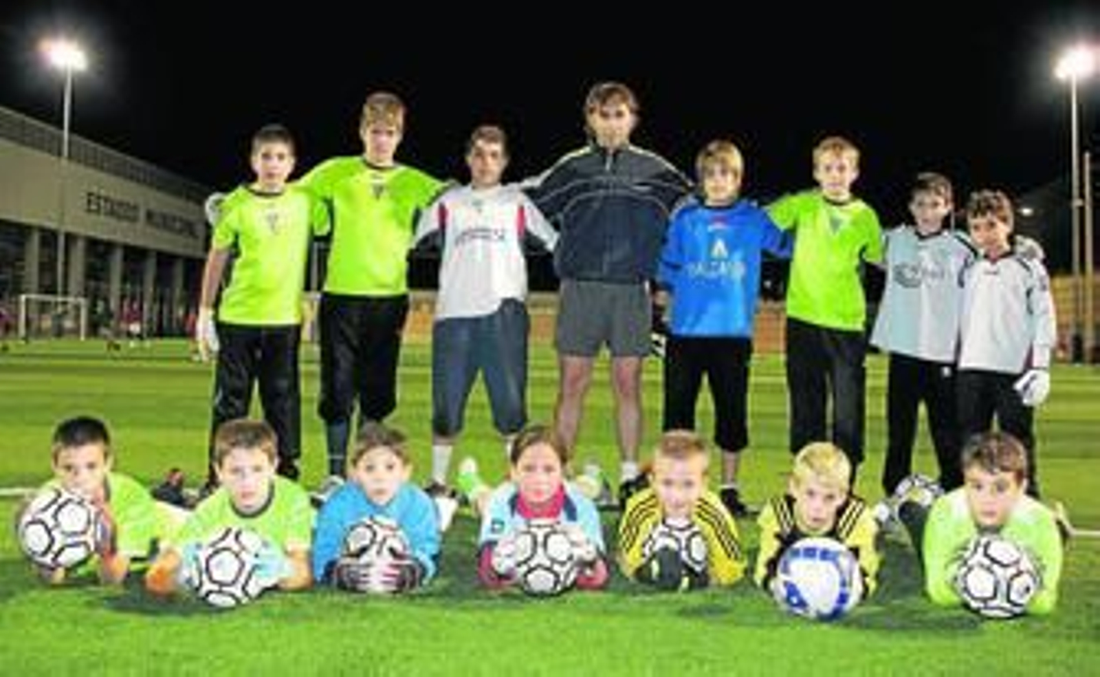 José Antonio Martínez 'Barbero' posa sobre el césped ejidense junto a la gran mayoría de porteros canteranos a los que forja cada semana bajo los palos.