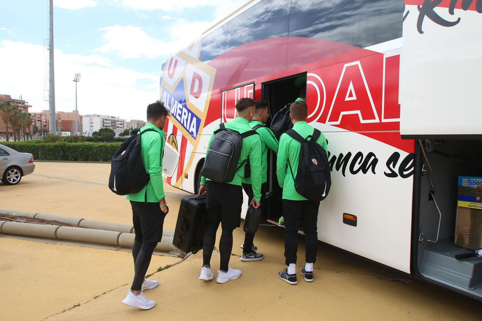 Fotogalería de la salida del Almería y el Almería Genuine hacia sus respectivos partidos.