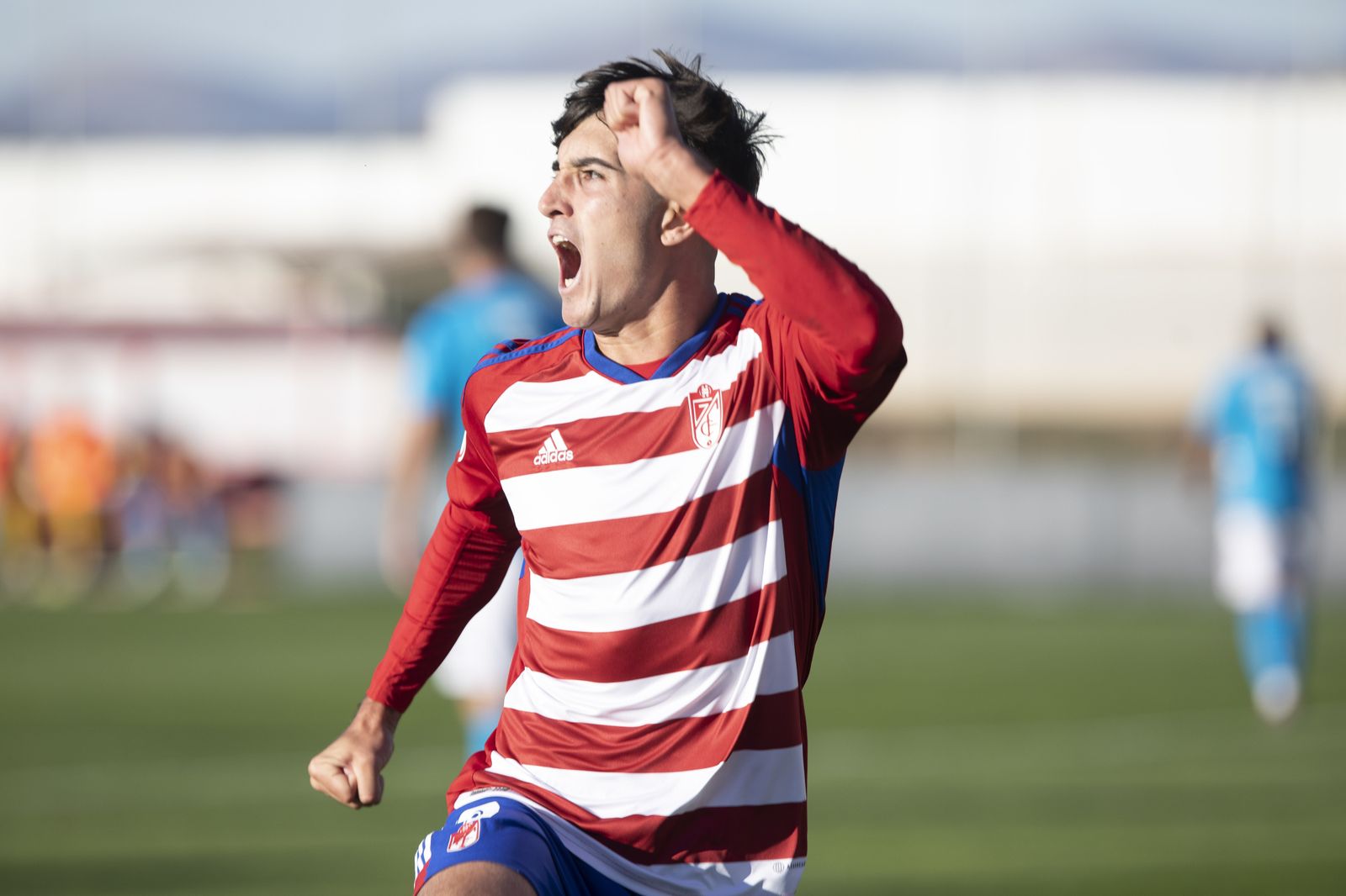 Julito celebra el primer tanto rojiblanco.