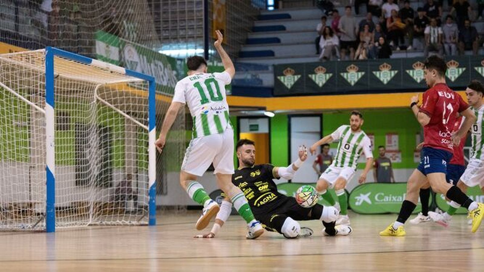 Asier evita una acción de peligro en los pies de Cristian Povea.