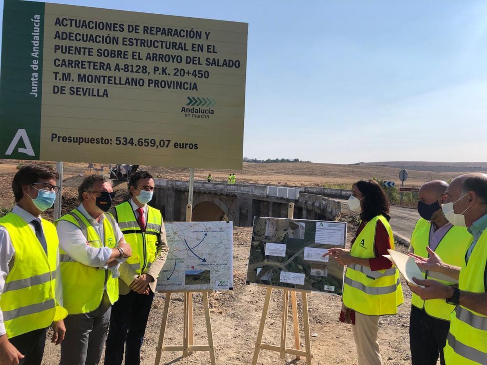 Responsables de la Junta y el alcalde de Montellano, en una visita a las obras del puente sobre el arroyo Salado.