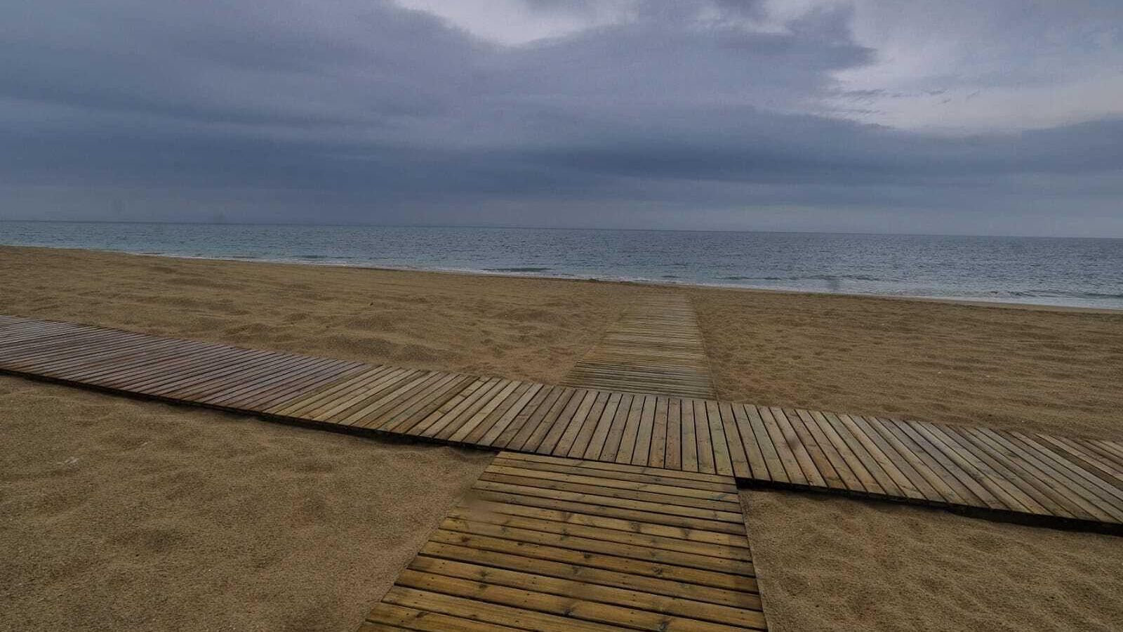 Las pailas del arenal de la playa quedaron vacías por culpa de la lluvia