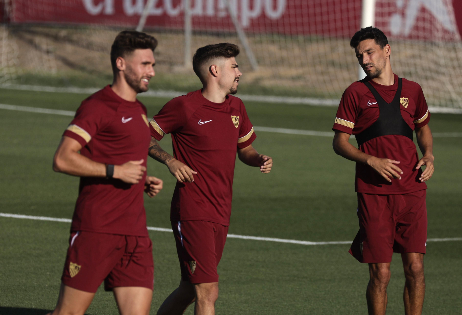 Sergi Gómez, Pozo y Jesús Navas, en una de las sesiones de entrenamiento en Sevilla.