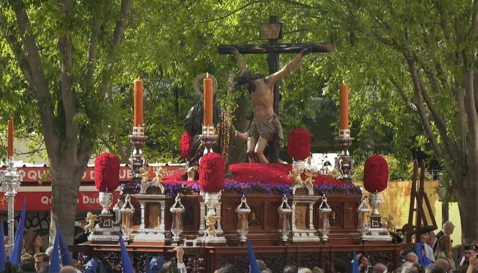 El Cristo de la Buena Muerta, detenido en la Plaza del Duque debido a las ramas de un árbol.