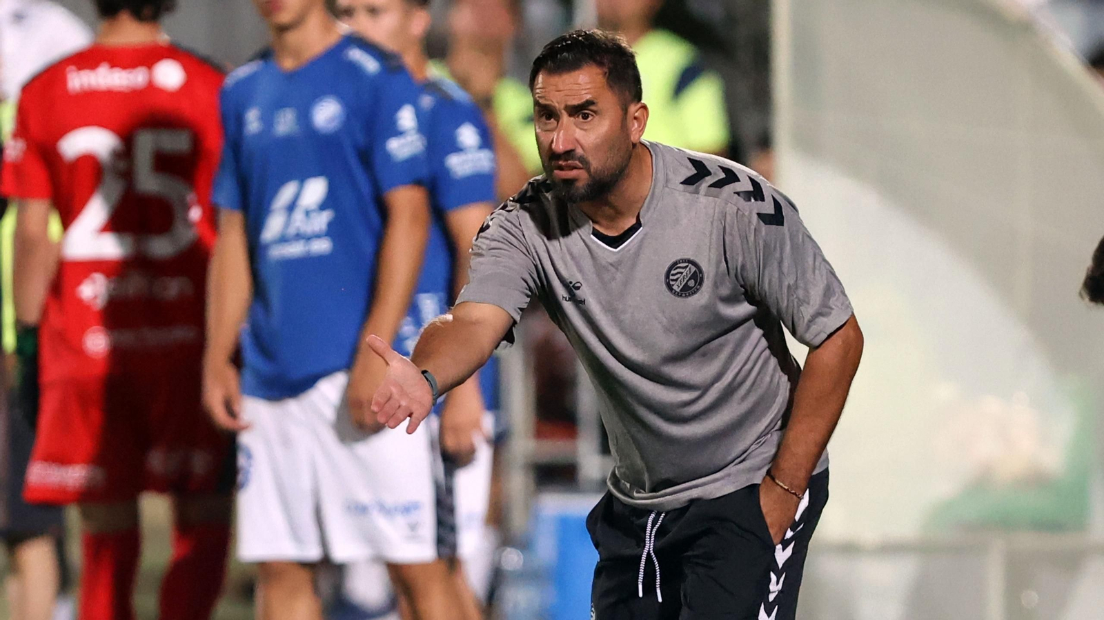 Antonio Fernández da instrucciones a sus jugadores durante el partido contra el Jerez Industrial.