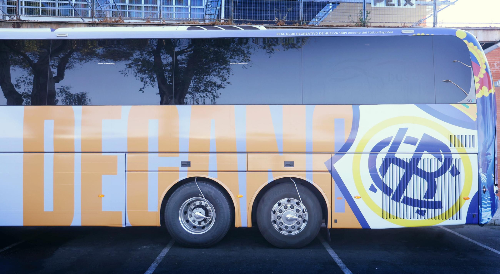 Imágenes del nuevo autobús oficial del Recreativo de Huelva