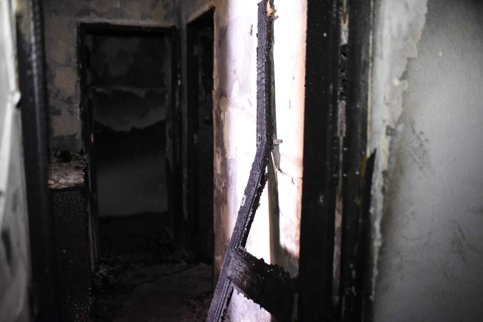 Arrasada por las llamas: Así ha quedado la vivienda del incendio en Isla Chica