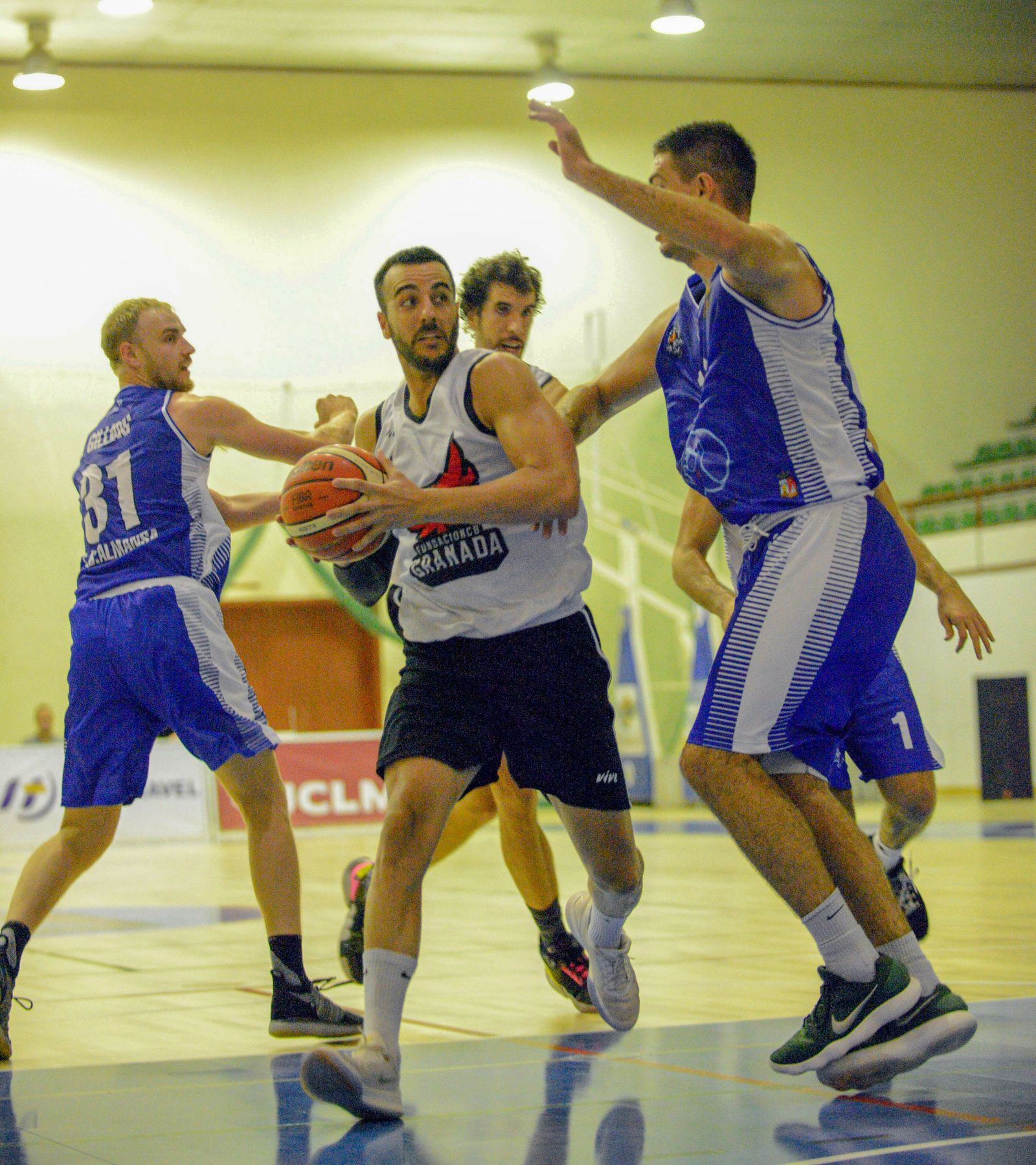 Acción ofensiva del Covirán en el partido jugado en Almansa