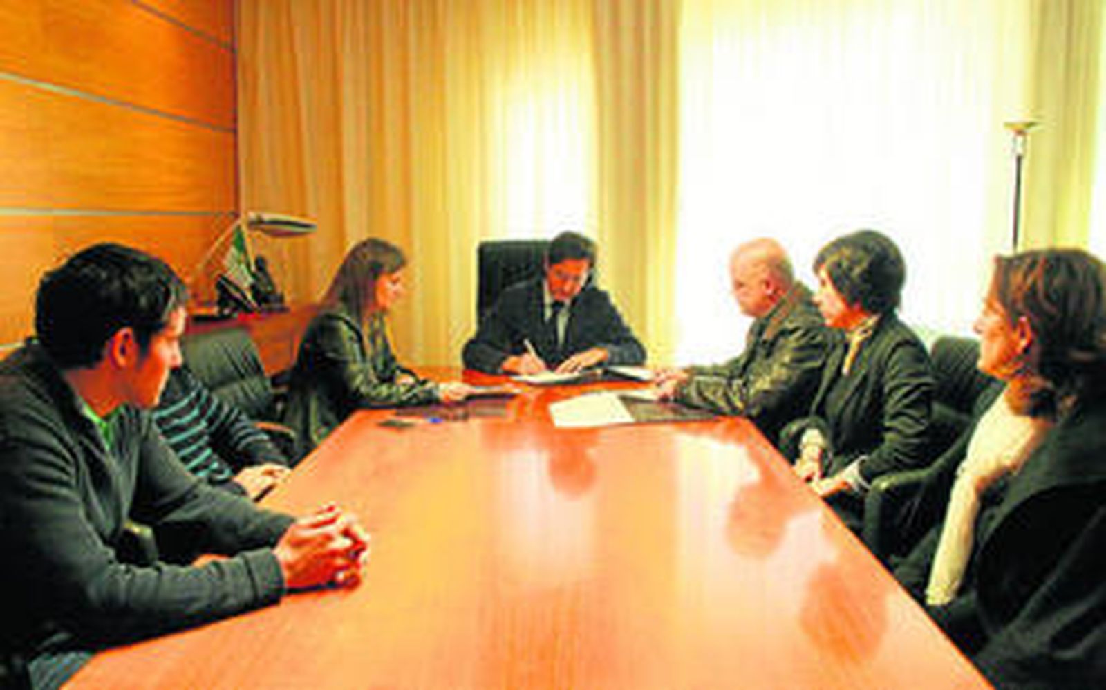 El alcalde firmó un convenio con la asociación de Calahonda el pasado día 20 de marzo.